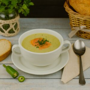 Egy csésze laktózmentes és gluténmentes napi zöldségkrémleves füstölt lazaccal